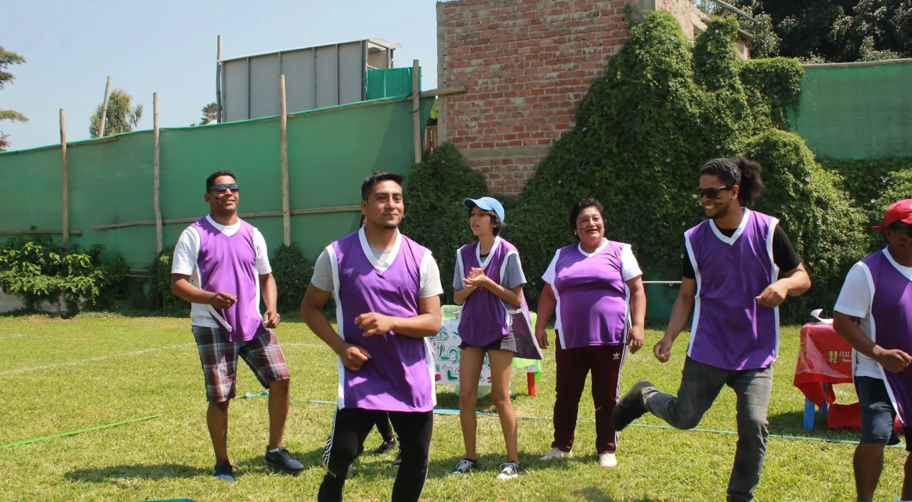 Estudiantes participando juntos en un circuito de juegos durante una jornada escolar
