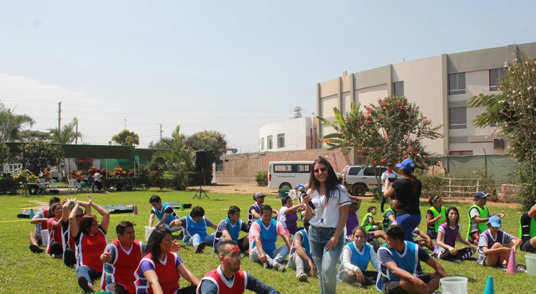Un grupo de todas las edades jugando en círculo durante una jornada recreativa