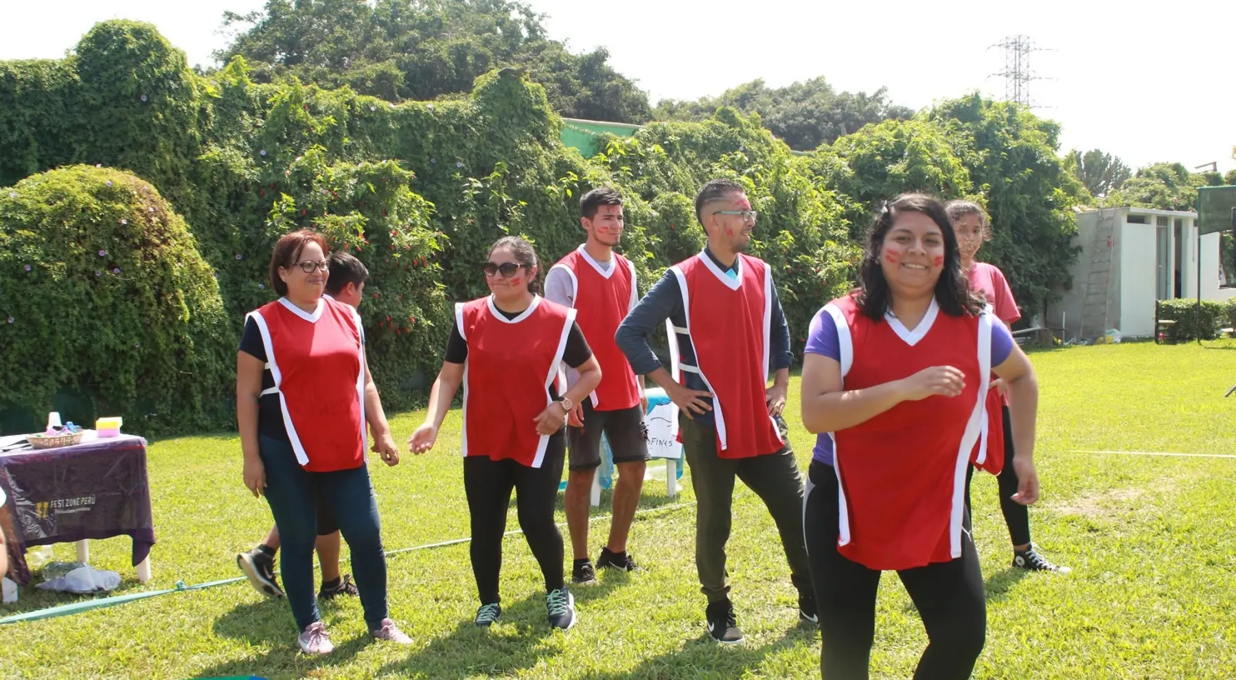 Un equipo celebrando con los brazos en alto al terminar una competencia